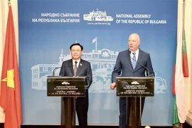 越南国会主席王廷惠和保加利亚议会议长罗森•热利亚兹科夫会见记者