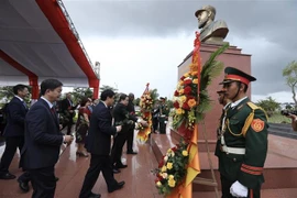古巴全国人民政权代表大会主席拉索在广治省献花缅怀菲德尔·卡斯特罗领袖