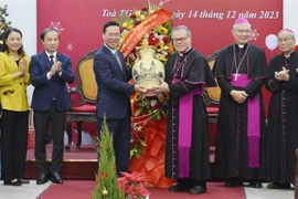 国家主席武文赏向顺化天主教总教区致以圣诞祝福