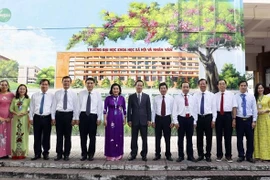 国家主席武文赏：坚持革新 提高社会科学和人文领域的培训质量