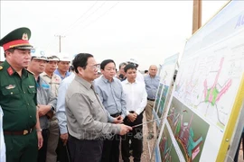 越南政府总理视察隆成国际机场建设项目