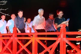 新加坡总理在还剑湖步行街漫步