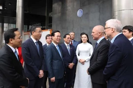 越南国家主席武文赏向在伦敦的胡志明主席纪念碑献花