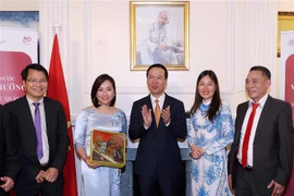 越南国家主席武文赏看望旅居英国越南人 