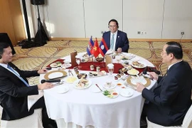 越南政府总理范明政与老挝总理和柬埔寨首相共进工作早餐