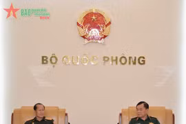 黄春战上将会见老挝化学局代表团