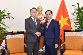 越南外交部长裴青山会见日本长崎县知事大石贤吾