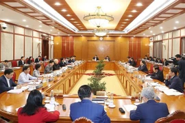 越共中央政治局对同奈省委常委会（2010-2015年和2015-2020年任期）给予警告处分