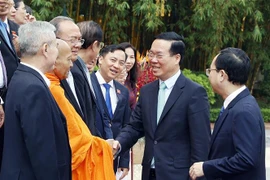 越南国家主席武文赏会见芹苴市先进模范代表