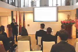 越南向海牙国际法学院学员介绍越南外交政策