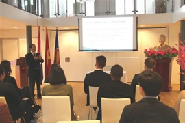 越南向海牙国际法学院学员介绍越南外交政策