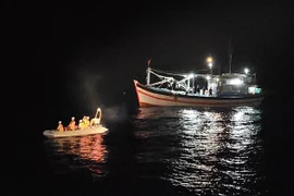 及时救助海上遇险渔船船员