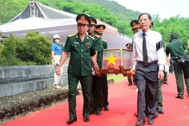 清化省为在老挝牺牲的16名烈士举行追悼会和安葬仪式
