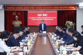 越共中央宣教部部长阮仲义会见越南驻外使团团长