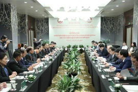 越南与老挝加强两国阵线组织之间的经验分享