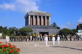 胡志明主席陵接待超220万越南同胞和国际游客入陵瞻仰胡主席遗容