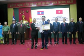 老挝向越南太原省集体和个人颁发国家勋章和徽章