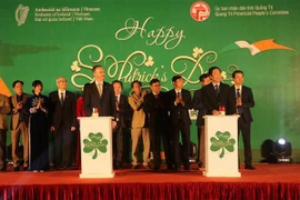 将贤良桥“染成绿色” 纪念爱尔兰国庆日
