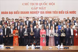 越南国会主席王廷惠与典型家族企业举行见面会