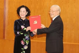 越共中央总书记阮富仲向张氏梅授予决定 分工其担任越共中央书记处常务书记