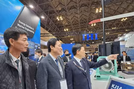 越南国防部代表团出席2023年日本东京军警防务展览会