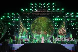 金瓯虾节开幕 政府副总理黎明慨出席