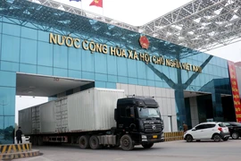 自12月11日起持有护照或边境通行证的旅客可在北仑河二桥口岸通关