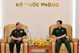 武海产上将会见老挝国防部财政局局长