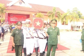 16名在老挝牺牲的越南专家和志愿军烈士遗骸归国交接仪式在老挝沙拉湾省举行