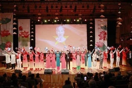 越南国会主席王廷惠出席庆祝越阿建交50周年文艺演出