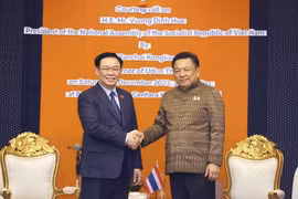 越南国会主席王廷惠会见乌隆府府尹湾仔孔卡盛