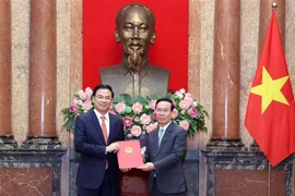 越南国家主席向越南驻日本大使颁发任命书