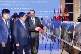 越南政府总理和老挝政府总理参观越老双方合作成就图片展
