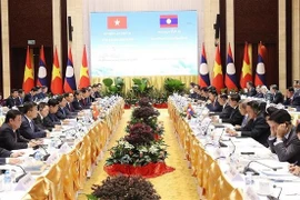 越南政府总理范明政与老挝总理宋赛·西潘敦共同主持政府间联合委员会第45次会议