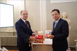 俄罗斯圣彼得堡荣获越南国家的友谊勋章