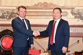 胡志明市领导会见白俄罗斯共和国文化部第一副部长