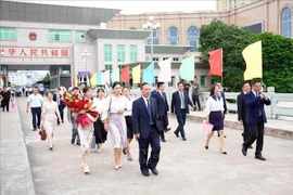 继续加强边境地区合作发展的传统关系