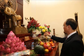 越南共产党建党93周年：在柬埔寨党部上香缅怀胡志明主席