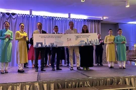 越航庆祝越南至法国直航20周年活动在法国巴黎举行
