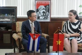 加强越古两党机关报的合作关系