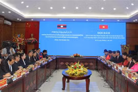 越南首都河内与老挝首都万象加强团结友谊与合作