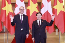 越南国会主席王廷惠与瑞士联邦议会国民院议长马丁·堪迪纳斯举行会谈