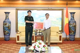 梁强大将探访越南退伍军人协会 向已故总书记黎可漂敬香