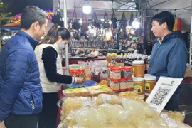越南中部和西原地区各省市“一乡一品产品”交易会在河内举行