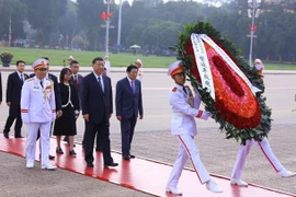 中共中央总书记、中国国家主席习近平瞻仰胡志明主席陵