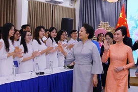 越南国家主席夫人和中共中央总书记、中国国家主席夫人与河内国家大学学生交流