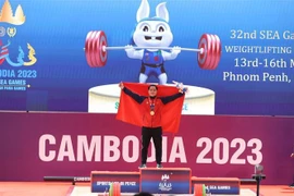 第32届东运会：越南举重运动员阮国全打破3项运动会记录夺金