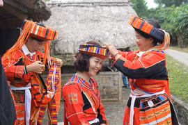 巴天族同胞致力于保护传统服饰文化