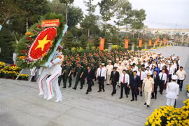 胡志明市领导在春节前夕上香缅怀英雄烈士