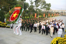 胡志明市领导在春节前夕上香缅怀英雄烈士
